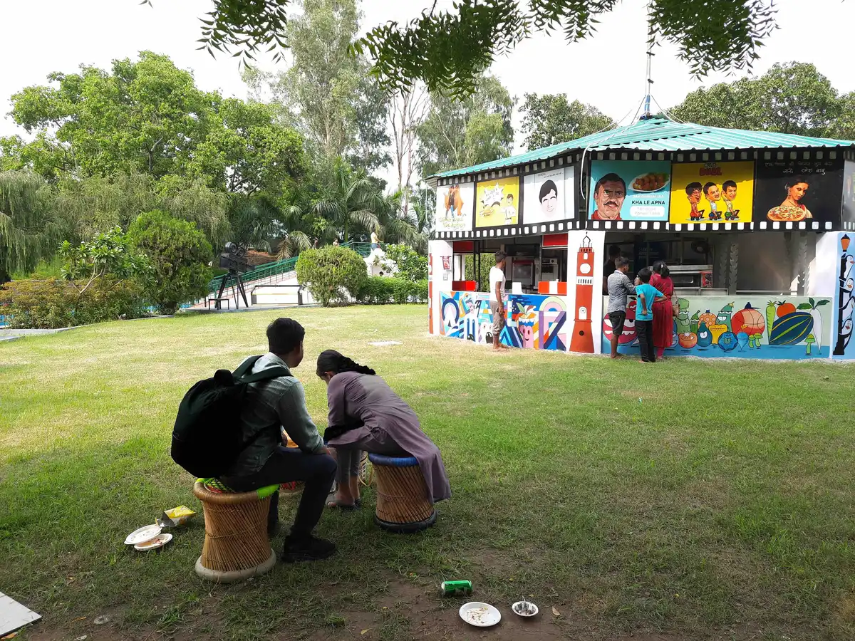 About_image_Romance_in_park