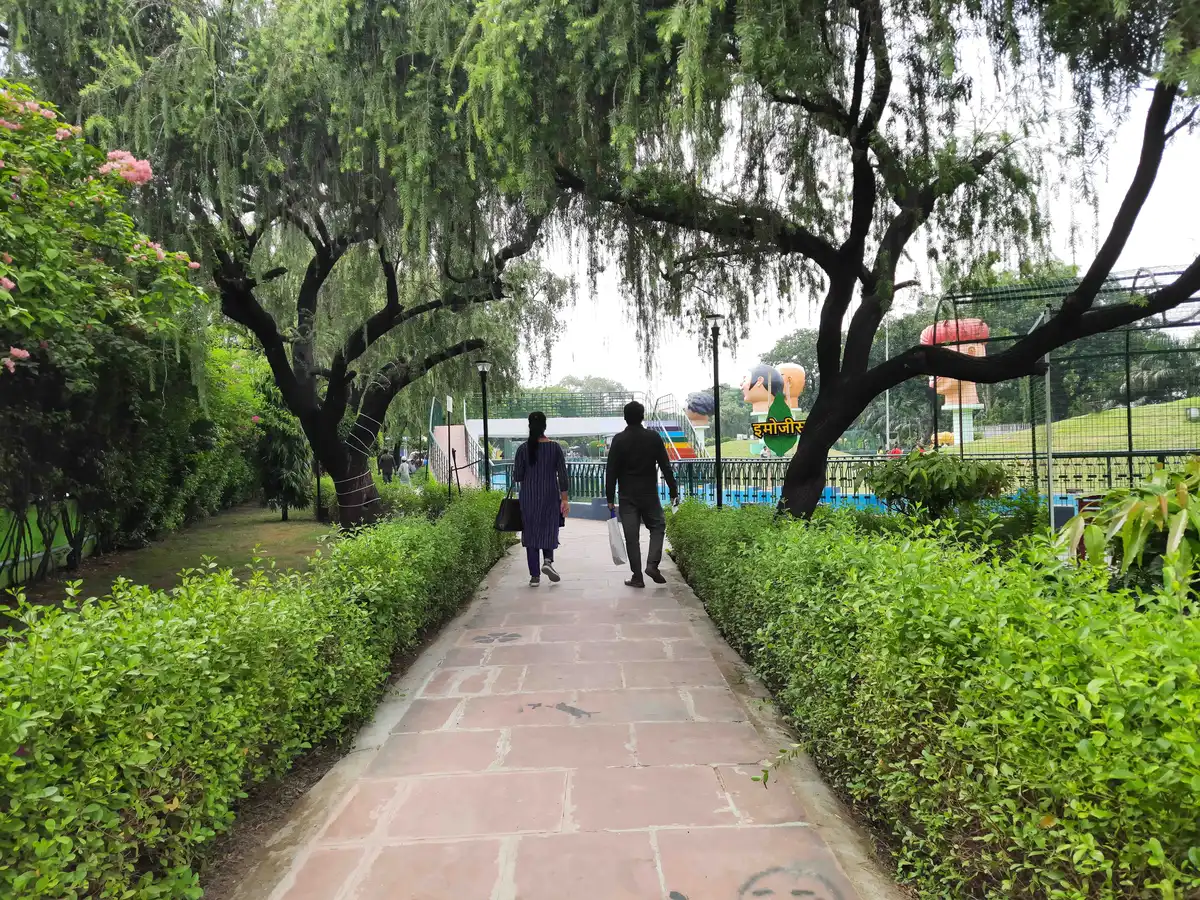 About_image_Romance_in_park